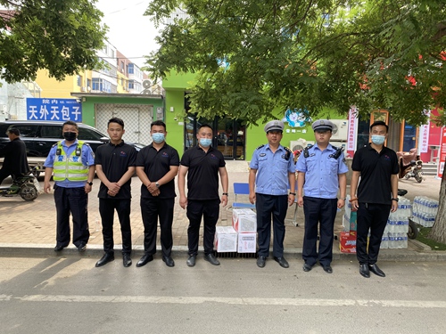 河北鑫方略考點服務為執勤交警提供飲用水